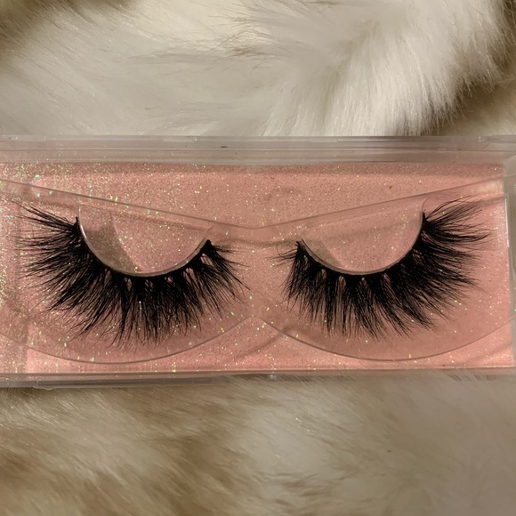 Lashes - Picture 1 of 1